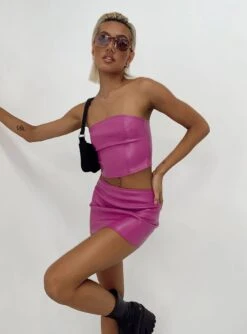 Motel Ima Skirt PU Hot Pink -Princess Polly Sales Store 0 modelinfo Emma us2 8a523486 295d 4c6a 9a46 64178a5390fc