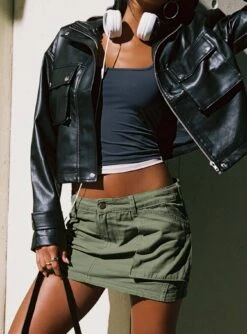 Princess Polly Leni Cargo Mini Skirt Khaki -Princess Polly Sales Store 0 modelinfo Kiele us4 2