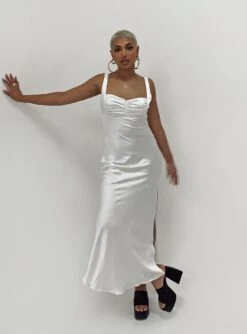 Princess Polly Emma Jane Maxi Dress White -Princess Polly Sales Store 0 modelinfo sarah us6 65a74549 55bf 425d 887d e856a46b6cbd