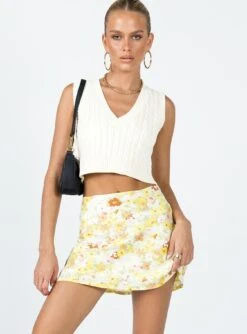 Princess Polly Sloane Mini Skirt Yellow 9 Princess Polly Sloane Mini Skirt Yellow -Princess Polly Sales Store 1 modelinfo kiana us2 60ec9068 9061 4f67 8531 cd049b91b34b