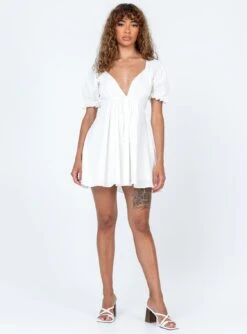 Princess Polly Blissful Mini Dress White 7 Princess Polly Blissful Mini Dress White -Princess Polly Sales Store 2 modelinfo Alyssa us4 fe9098ec 1ffb 4247 b824 7535939fa1c1