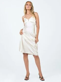 Princess Polly Missy Midi Dress Champagne -Princess Polly Sales Store 2 modelinfo elly us2 905a422b 93c7 4e81 901c 648a001bb838