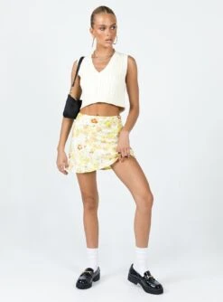 Princess Polly Sloane Mini Skirt Yellow 10 Princess Polly Sloane Mini Skirt Yellow -Princess Polly Sales Store 2 modelinfo kiana us2 07911d61 9374 401a b866 0710b3a8e7a0