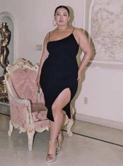 Aero Midi Dress Curve -Princess Polly Sales Store 2 modelinfo sarah us16 8d0678cd 8425 47a8 855b f41559321e80