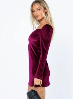Princess Polly Star Power Velvet Mini Dress Burgundy 8 Princess Polly Star Power Velvet Mini Dress Burgundy -Princess Polly Sales Store 3 modelinfo ashley us4 71961bba cf8e 4712 8c03 4aab99a2a1b5