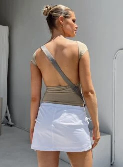 Princess Polly Valery Parachute Mini Skirt White -Princess Polly Sales Store 4 modelinfo Millie us4 a578a26a 9e12 4df1 8241 00de0e369d8e