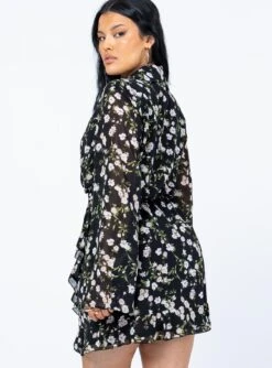 Princess Polly Marty Long Sleeve Mini Dress Black Floral -Princess Polly Sales Store 4 modelinfo alicia us10 29857e1e fd05 4102 b862 e57ff4901321