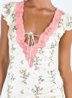 Armas Lace Trim Maxi Dress Floral -Princess Polly Sales Store 4 modelinfo kauri us2