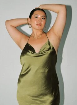 Alissa Maxi Dress Green Curve 8 Alissa Maxi Dress Green Curve -Princess Polly Sales Store 4 modelinfo sarah us14 6af10ec5 9d20 435f a80f 631a5fd4d14c