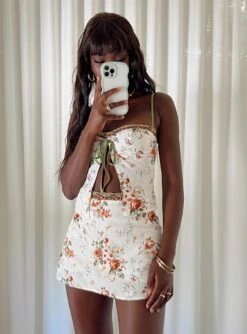 Ringa Rosey Mini Skirt Multi -Princess Polly Sales Store 5 modelinfo Cynthia us4 f59ffedf dac5 4354 bf71 4b419b6ab02c