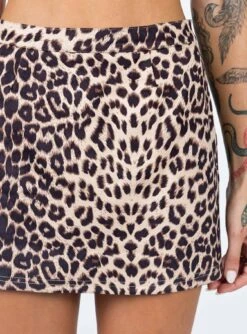 Princess Polly Siobhan Mini Skirt Beige -Princess Polly Sales Store 5 modelinfo Emma Leigh us4 710e1a3b a5c1 4089 a440 dd6e14eb24b8