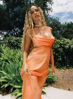 Princess Polly Giselle Midi Dress Orange -Princess Polly Sales Store 5 modelinfo Juliana us2 83b241b8 50f1 48fc 91da 32697e854b37