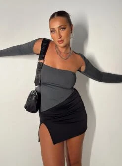 Lowell Mini Skirt Black -Princess Polly Sales Store 5 modelinfo mikayla us8 e6c858c7 ba35 4c29 b232 70fc78a90f28