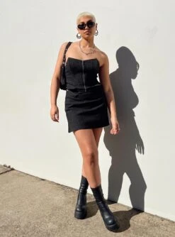 Princess Polly Prepped To Prime Skirt Black Pinstripe 15 Princess Polly Prepped To Prime Skirt Black Pinstripe -Princess Polly Sales Store 6 model info sarah us4